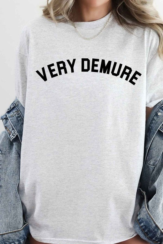 VERY DEMURE GRAPHIC TEE