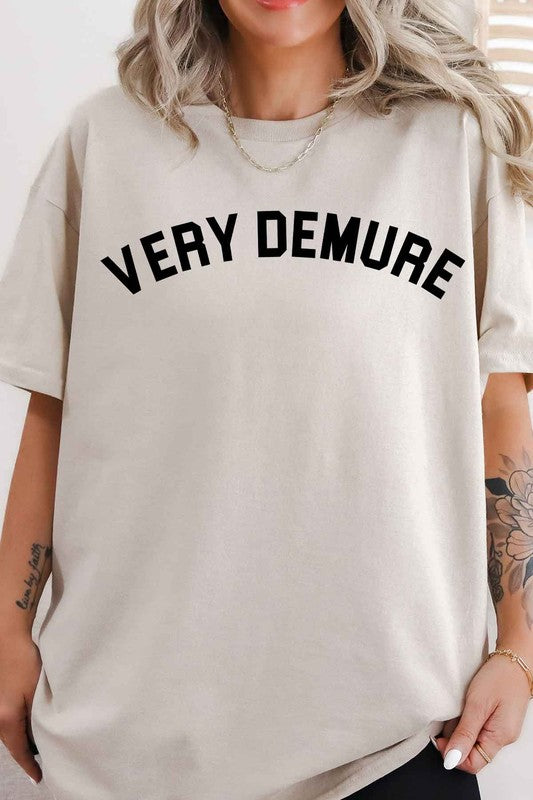 VERY DEMURE GRAPHIC TEE